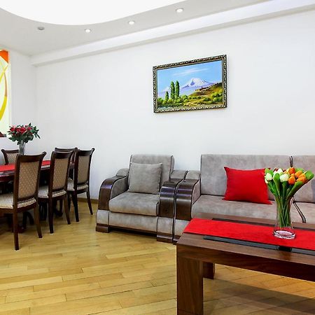 3 Bedroom Apartment Near Republic Square 耶烈万 外观 照片