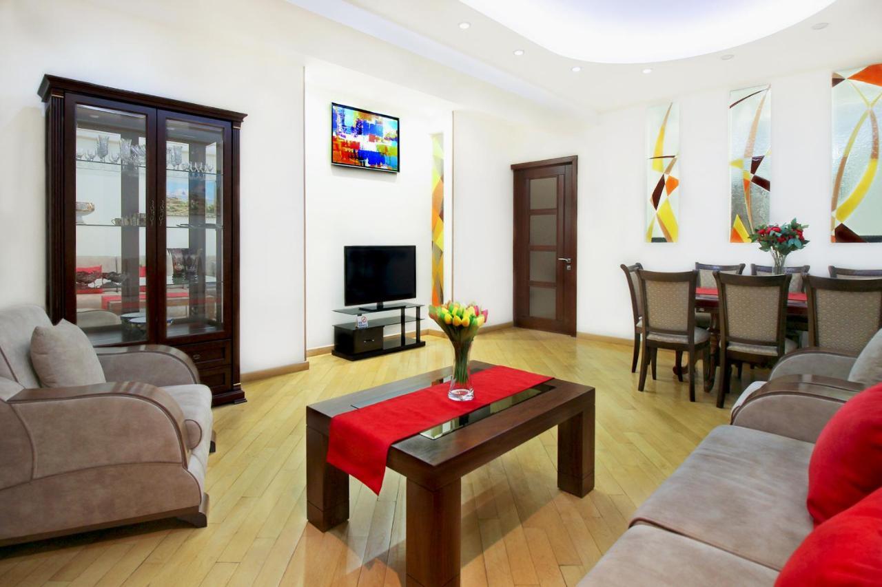 3 Bedroom Apartment Near Republic Square 耶烈万 外观 照片