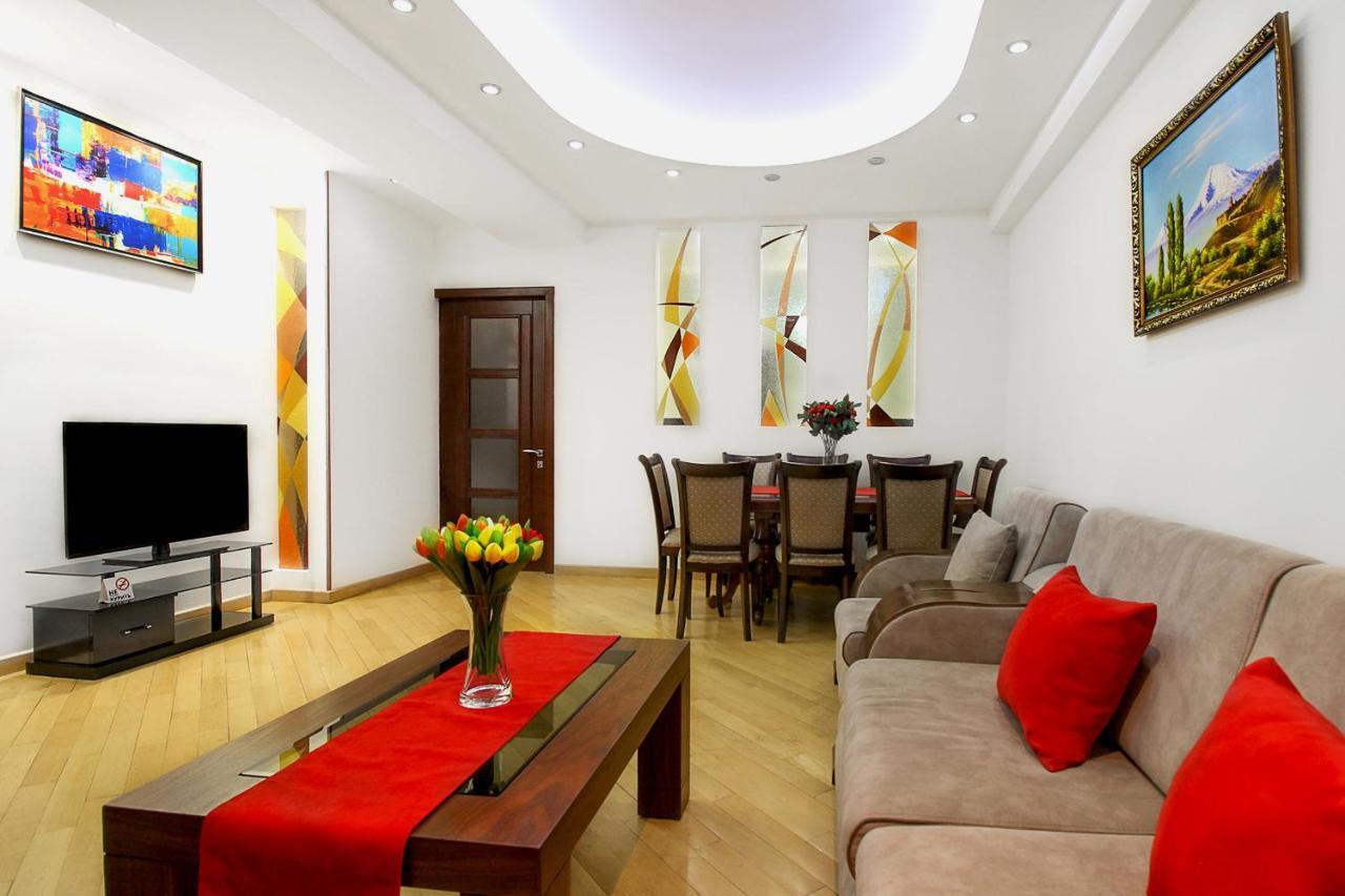 3 Bedroom Apartment Near Republic Square 耶烈万 外观 照片