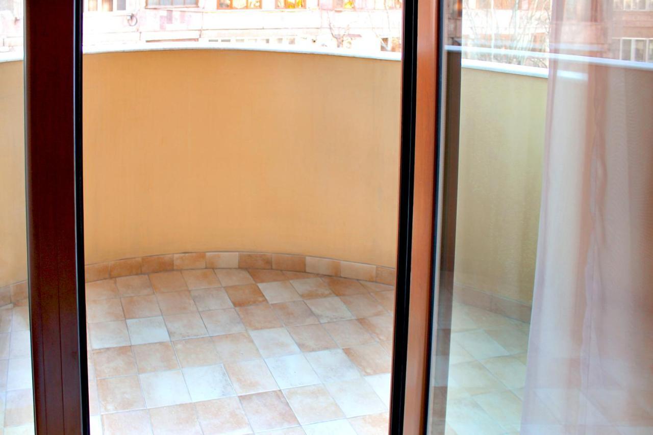 3 Bedroom Apartment Near Republic Square 耶烈万 外观 照片