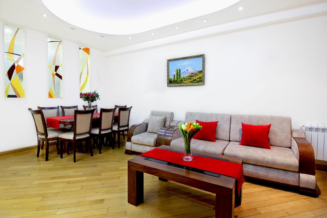 3 Bedroom Apartment Near Republic Square 耶烈万 外观 照片