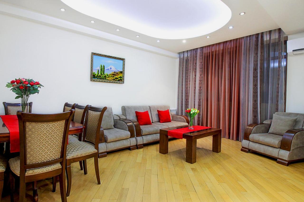 3 Bedroom Apartment Near Republic Square 耶烈万 外观 照片