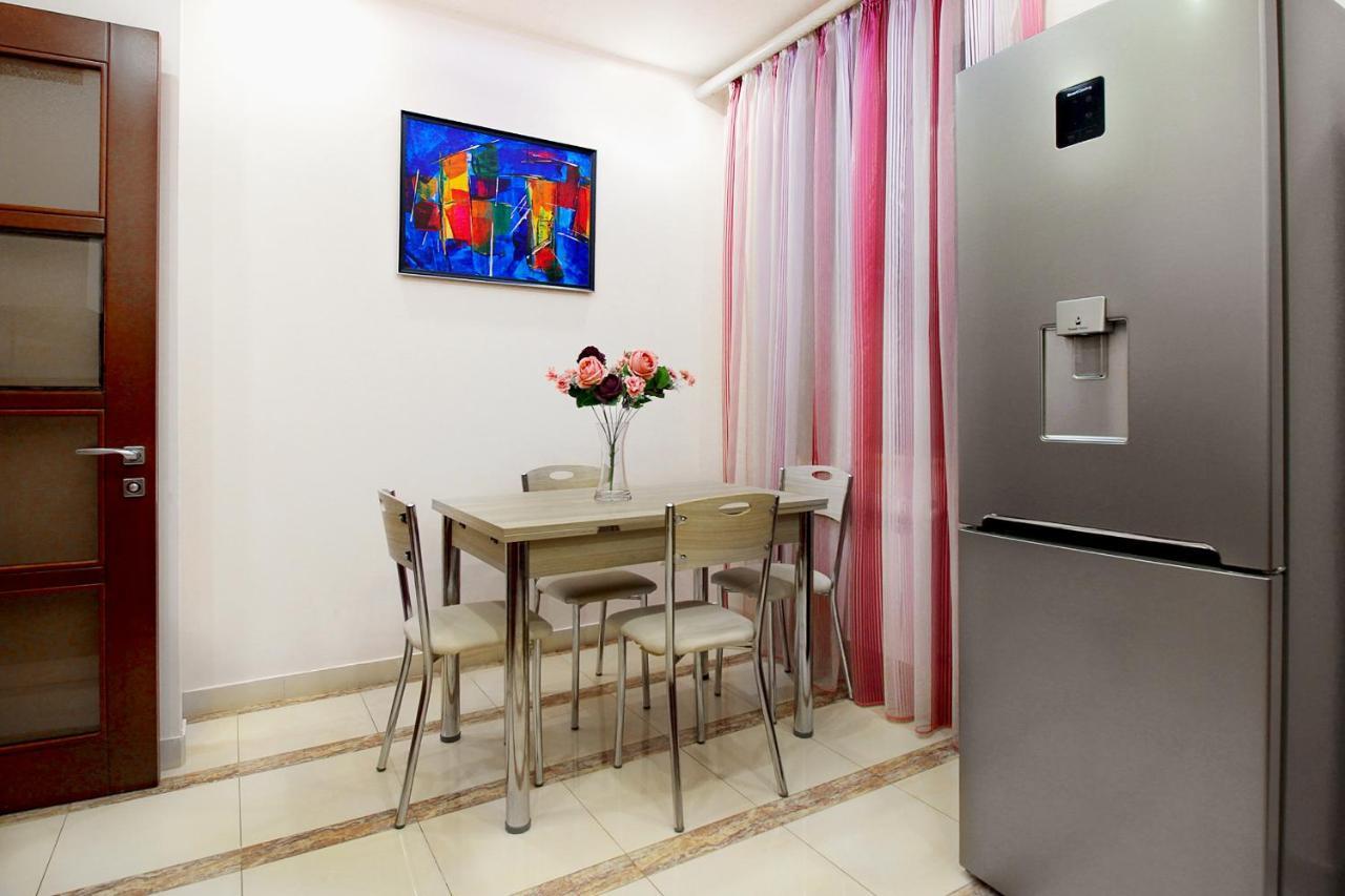 3 Bedroom Apartment Near Republic Square 耶烈万 外观 照片